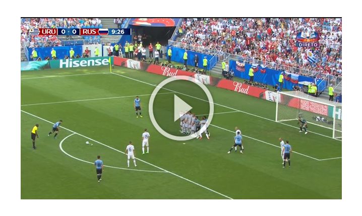 Luis Suarez ładuje gola z rzutu wolnego! 1-0 [VIDEO]